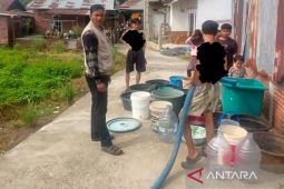 Pemkot Bengkulu salurkan ratusan ribu liter air ke tiga kelurahan