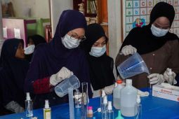 PKBM Ruman Aceh latih peserta didik kesetaraan buat cairan sanitasi tangan