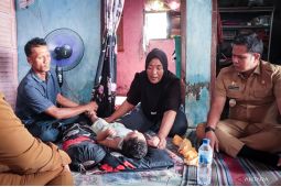 Wabup Sergai serahkan kursi roda untuk balita di Lubuk Rotan