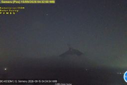 Gunung Semeru erupsi disertai suara gemuruh kuat