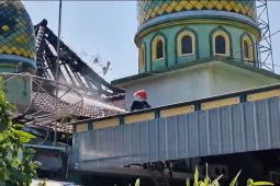 Damkar padamkan kebakaran masjid Ponorogo