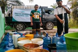 APHI Jambi bagikan air bersih untuk warga Rawa Pudak terdampak kemarau