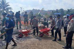 TNI-Polri dan warga Patahuwe gotong royong pulihkan pascainsiden