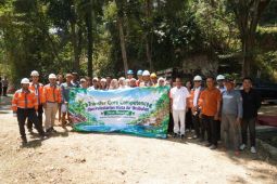 Semen Gresik kolaborasi bersama puluhan warga Desa Pasucen bersihkan aliran mata air Brubulan