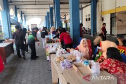 Terminal Tirtonadi Surakarta peringati Harhubnas dengan gerakan pangan murah
