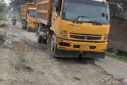 Truk diduga over kapasitas kembali lintasi jalan Provinsi Sergai, warga desak Gubernur Bobby bertindak