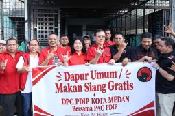 PDI Perjuangan Kota Medan gelar dapur umum perdana di Medan Barat, bagikan ratusan makanan gratis untuk warga