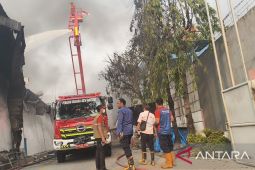 Tangani kebakaran pabrik lampu di Tangerang, 60 personel dikerahkan
