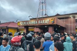 TNI bantu Polres Sumba Barat tenangkan warga usai penyerangan polres