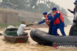 Ditpolairud Jambi sambangi warga pinggir sungai bagikan masker