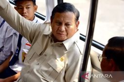Prabowo jajal LRT Kelapa Gading-Manggarai bersama pelajar