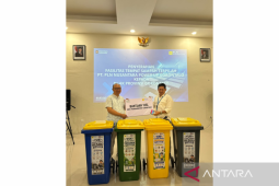 PLN Nusantara Power UP Gorontalo Serahkan Bantuan Tempat Sampah Terpilah kepada DLHK Provinsi Gorontalo