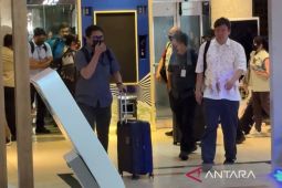 Tim penyidik KPK keluar gedung Kementerian ATR/BPN bawa tiga koper