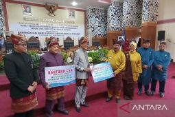 Peringati HUT Pangkalpinang, Bank Sumsel Babel serahkan bantuan peralatan sentra nanas dan tempat sampah senilai Rp311 Juta