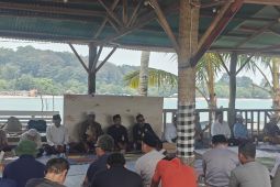 Keluarga dan warga tak henti gelar doa bersama operasi SAR jurnalis