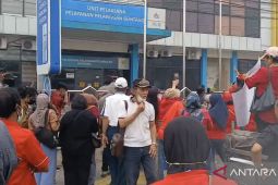 Ratusan warga Kota Bontang datangi PLN protes pemadaman listrik bergilir