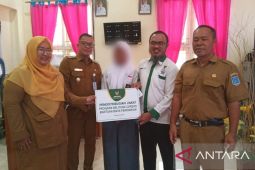 Pemkab Belitung salurkan bantuan pendidikan siswi kurang mampu