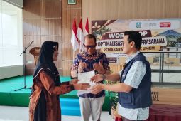 25 pelaku UMKM di Probolinggo terima bantuan sarana etalase
