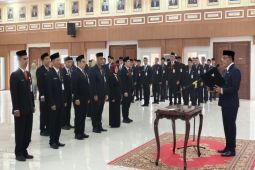 Bupati HSU lantik 13 pejabat di Gedung Abdul Wahid Amuntai