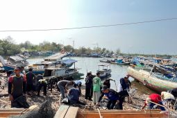 TNI gandeng masyarakat bersihkan Pantai Tanjungpendam Belitung