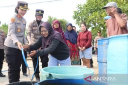 Sejumlah instansi di Bangka Barat salurkan bantuan air bersih