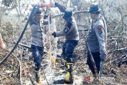 Polda Kalsel padamkan cepat karhutla sekitar bandara dengan cairan surfaktan