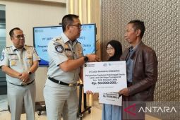 Jasa Raharja menyerahkan santunan kepada ahli waris korban kapal KM Virgo Transport 8