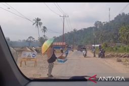 Banjir Bandang berlalu, Penyintas Tapsel kini menadahkan kardus di pinggir jalan