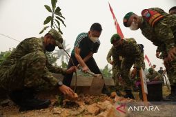 Pemkot Pontianak - TNI tanam pohon bentuk peduli lingkungan