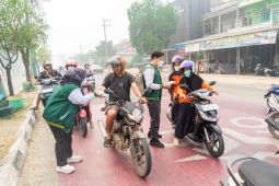 Alumni IBFL Adaro berbagi masker di Balangan dan Tabalong