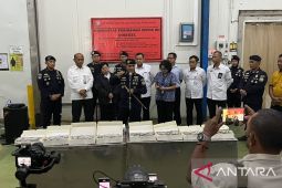 Diduga langgar regulasi, KKP segel 144 ton udang vaname impor di Lamongan