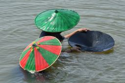 Mendulang emas di Sungai Mahakam