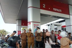 Wabup Belitung tinjau penerapan ganjil genap pembelian Pertalite