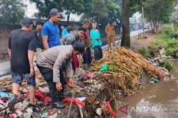 Delapan rumah tergenang banjir akibat hujan deras di Gekbrong Cianjur
