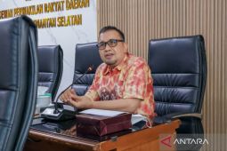 Dewan prihatin Gubernur Kalsel ikut semprot karhutla
