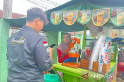 Bukan cuma siswa, siapa saja yang berburu jajanan di depan sekolah?