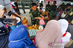 TNI bantu tekan harga bahan pokok melalui pasar murah di Nabire