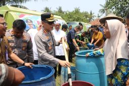 Polres Tangerang salurkan 32 ribu liter air untuk 2.039 warga Pakuhaji