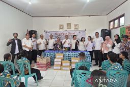 BPN Papua Barat salurkan paket makanan untuk SLB di Manokwari