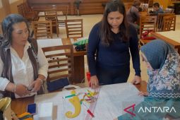 Pemkab KKT latih penenun kain Tanimbar tingkatkan nilai tambah produk