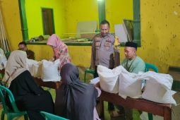Polres Garut membantu pengamanan pendistribusian beras bantuan pemerintah