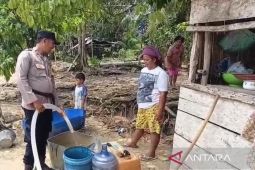 Polisi Bangka Barat bantu air bersih ke keluarga di Ranggiasam