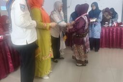 Sebanyak 30 orang lansia Rabi Jonggor Pasaman Barat di wisuda