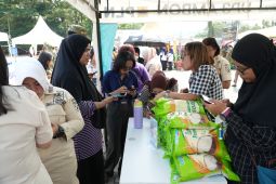 PLN UIW MMU hadirkan manfaat bagi masyarakat melalui pasar murah HUT TNI ke-81 di Ambon