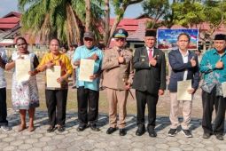 Kantor Agraria dan Tata Ruang/BPN serahkan tiga sertifikat tanah Pemkab Biak Numfor