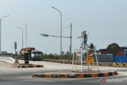 Ornamen Ujungan Bekasi menghiasi simpang Gerbang Tol Gabus