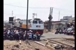 Daop 1 Jakarta ingatkan masyarakat tidak terobos palang perlintasan tertutup