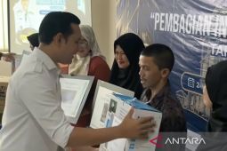 Pemkab Cianjur menyerahkan bantuan alat untuk 400 pelaku UMKM