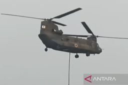 Helikopter Chinook Jepang perdana lakukan water bombing di Ketapang
