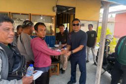 Intelkam Polda Gorontalo bagikan makanan pada pengemudi bentor